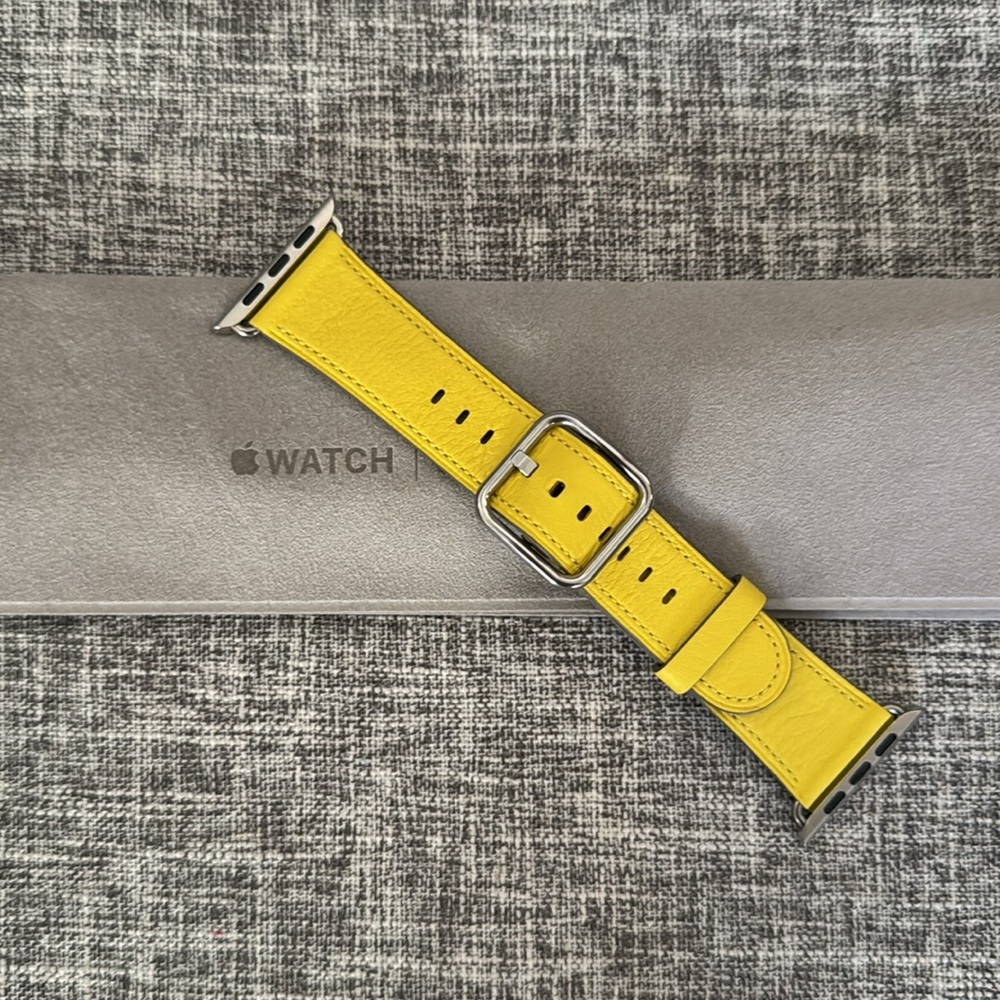 Apple Watch 42/44mm Classic Buckle Leather Band in Spring Yellow